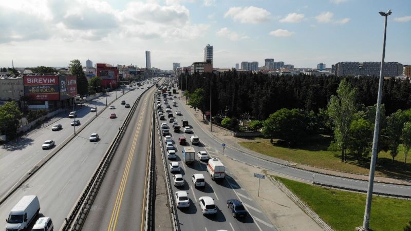 Normalleşme sürecinin ilk mesai bitimde E-5’te yoğun trafik oluştu
