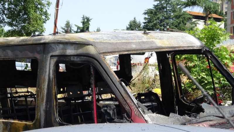 Kartal’da otoparkta  çıkan yangında çok sayıda araç kül oldu