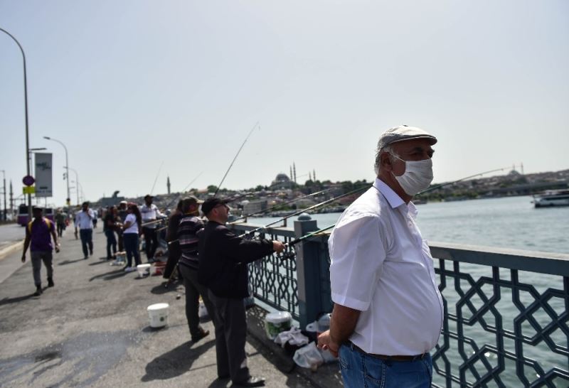 Galata Köprüsü’ndeki olta balıkçıları koronaya aldırmıyor
