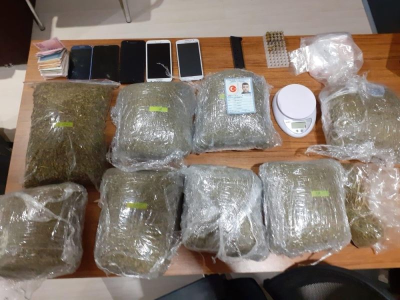 Otomobil hırsızlarına operasyon düzenleyen polis 4 kilo uyuşturucu ele geçirdi
