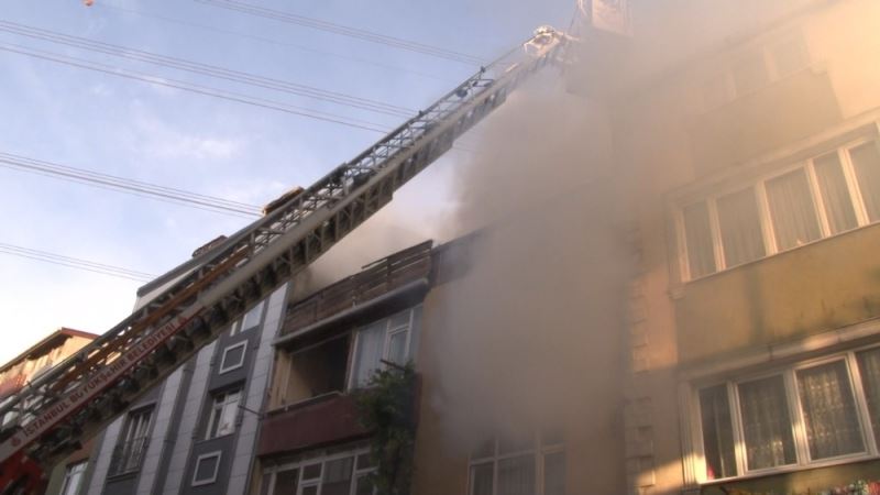 Sultangazi’de binanın çatı katında çıkan yangın diğer binalara sıçradı
