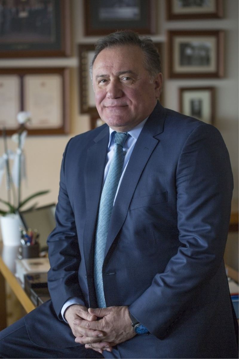 Enver Yücel en yüksek halkoyu ile zirvede
