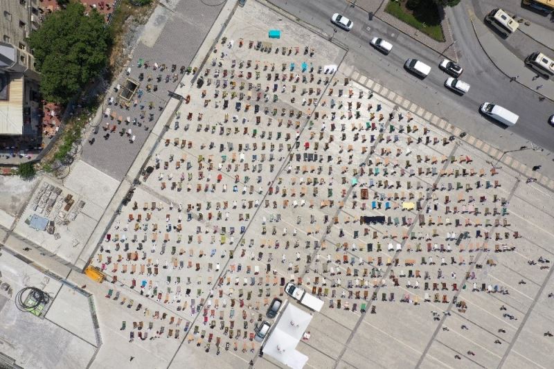 Bağcılar Meydanı’nda cuma namazı kılan yüzlerce kişi havadan görüntülendi