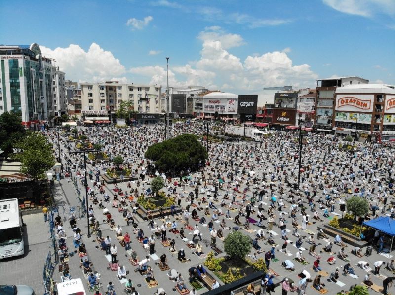 Esenyurt Meydanı’nda binlerce kişi cuma namazında buluştu