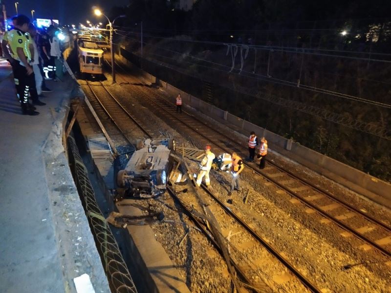 Şirinevler’de kontrolden çıkan otomobil savrularak metro raylarına uçtu. Kazada 1 kişi yaralandı. Ekiplerin çalışmaları devam ediyor
