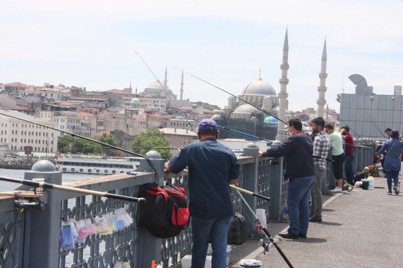 Galata köprüsü üzerinde balıkçılar uyarıyı dinleyip, kurala uydu