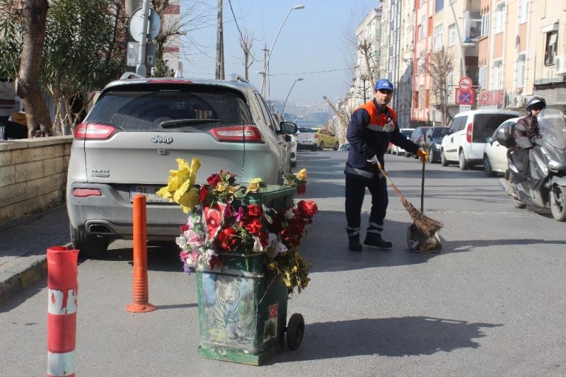 (Özel) Sokakları çiçeklerle süslediği kovasıyla temizliyor
