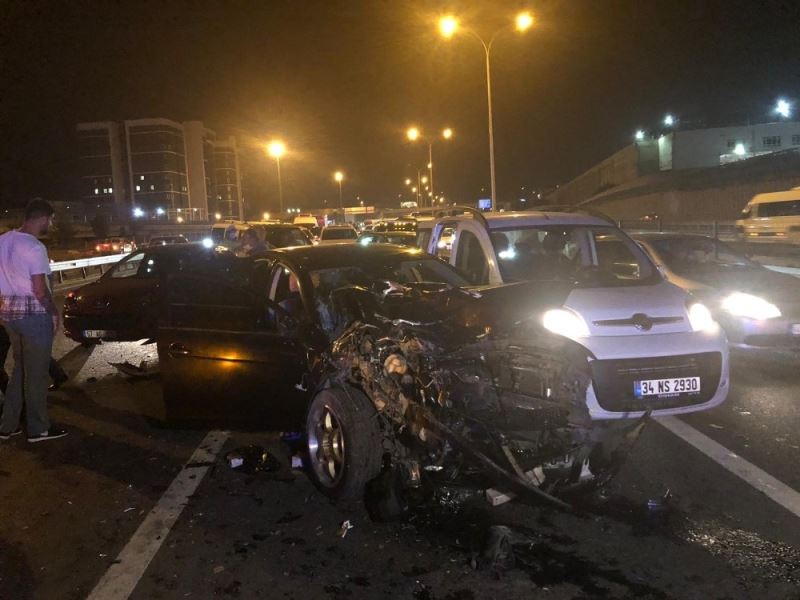 TEM’de feci kaza: Makas attı 6 araç birbirine girdi