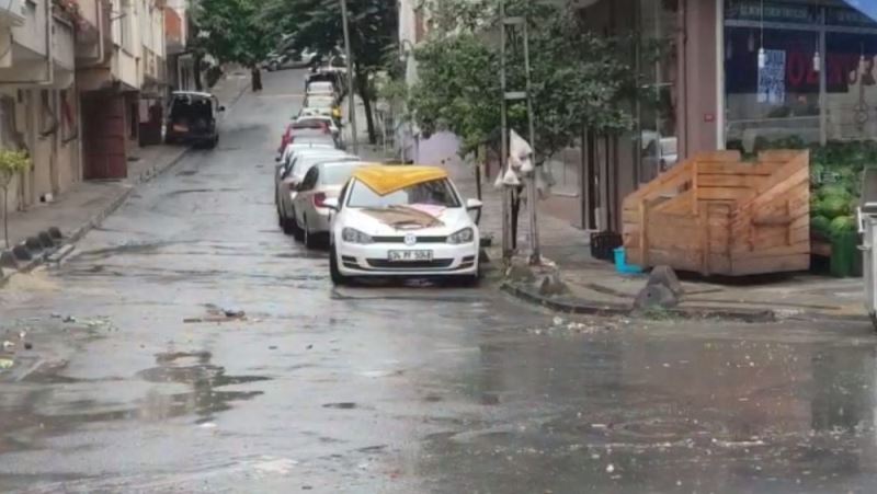 Vatandaşlar dolu yağışına karşı arabalarını halıyla örttü