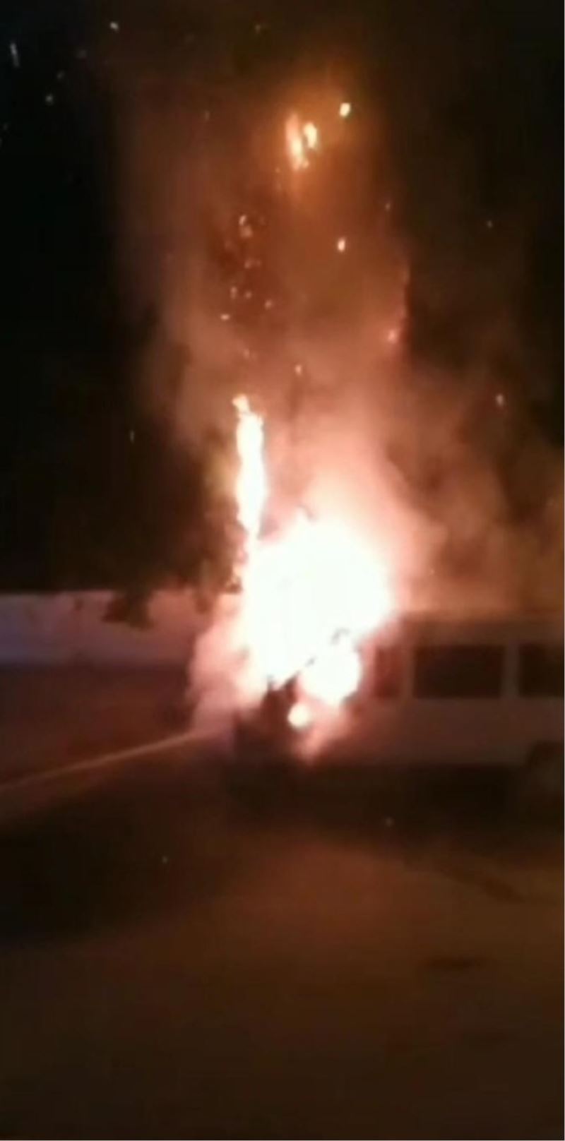 Büyükçekmece’de park halindeki minibüs ateş topuna döndü