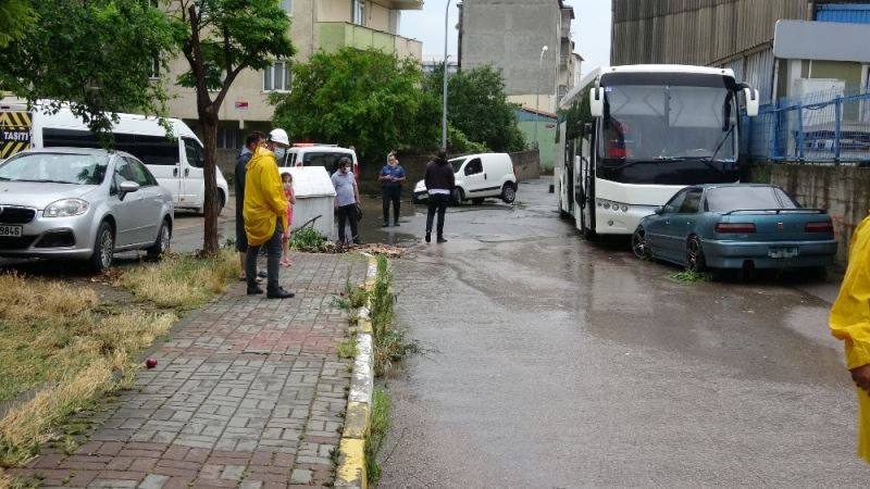 Pendik’te yoğun yağış nedeniyle yolu sel götürdü, suda sürüklenen araç kazaya neden oldu