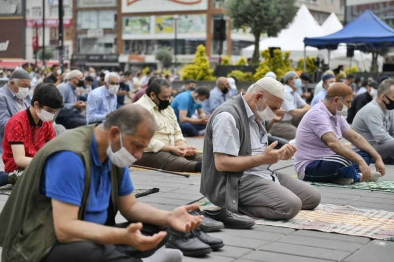 Esenyurt’ta cuma namazı öncesi tek kullanımlık seccade dağıtıldı
