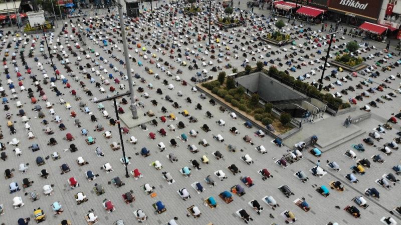 Esenyurt Meydan’da yüzlerce kişilik sosyal mesafeli cuma namazı
