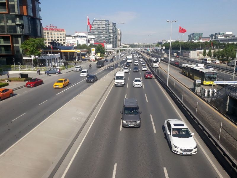 Normalleşme sürecinin ikinci gününde trafik yoğunluğu
