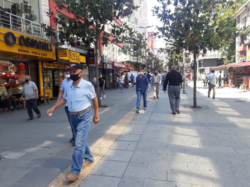 Şirinevler’de kısıtlama sonrası insan yoğunluğu
