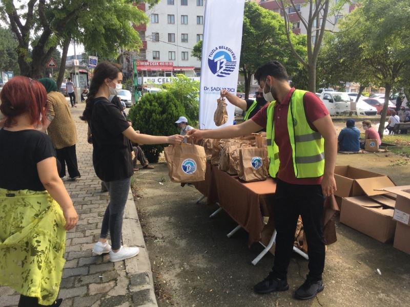 Tuzla Belediyesi sınava giren öğrencileri ikramlar ile karşıladı
