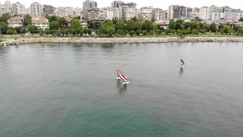 Babalar Günü’nde Caddebostan Sahilinde sörf yaptılar