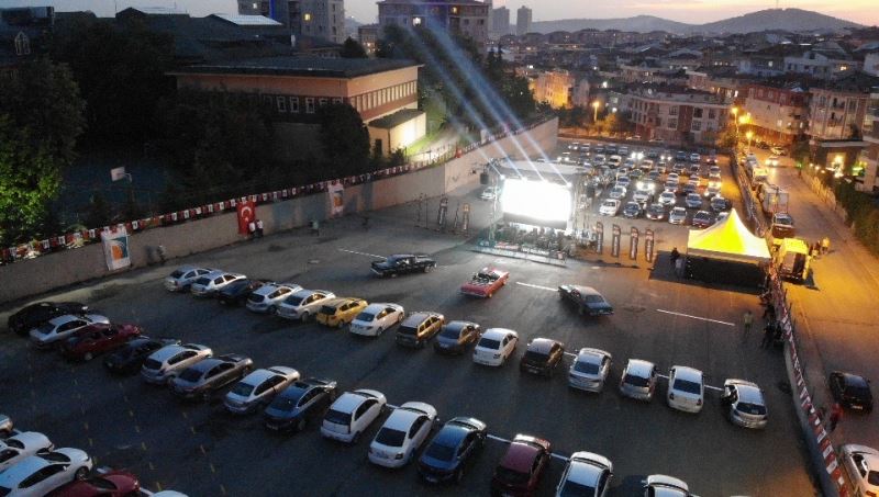 Çekmeköy’de açık havada arabalı sinema nostaljisi keyfi
