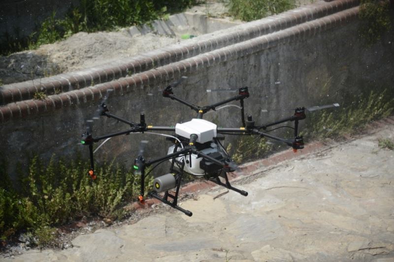 Tuzla’da zorlu bölgelerde ilaçlama drone ile yapıldı
