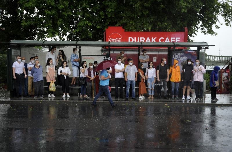 İstanbul şiddetli dolu yağışına teslim oldu