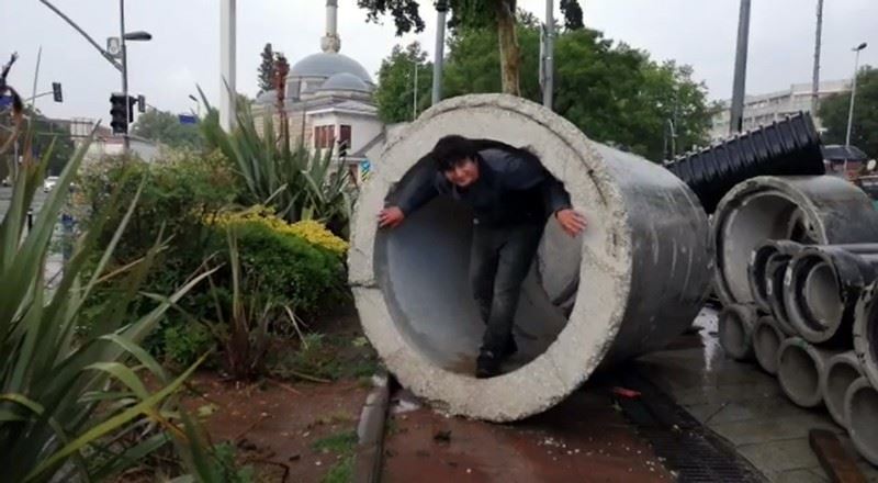 Yağmurdan kaçmak için su künküne saklandı