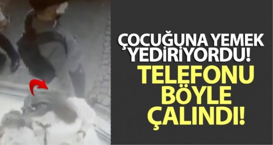 (Özel) Çocuğuna yemek yediren Annenin telefonunun çalınması kamerada