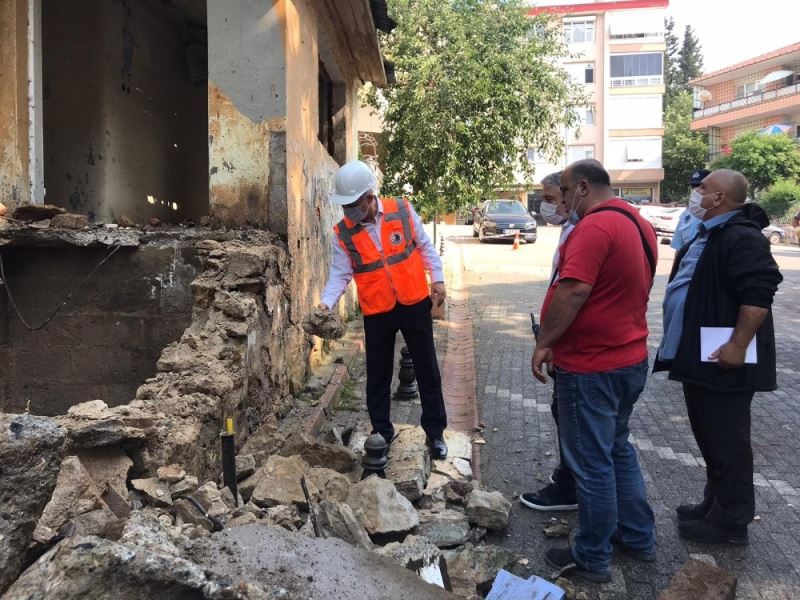 Kartal’da madde bağımlılarının mesken tuttuğu metruk bina yıkıldı
