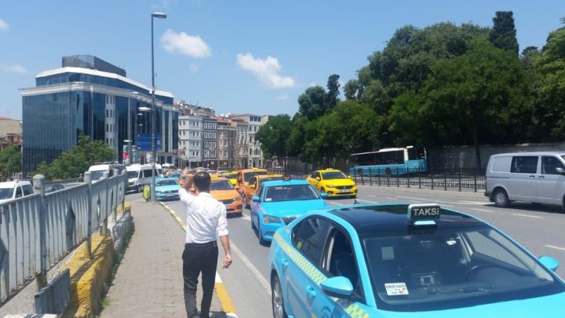 Öfkeli taksiciler İBB ve CHP’yi kornayla protesto etti