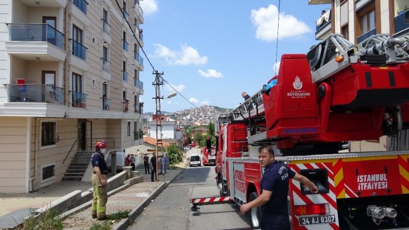 (Özel) Annelerini odaya kilitleyip evden çıkan küçük çocuklar paniğe neden oldu