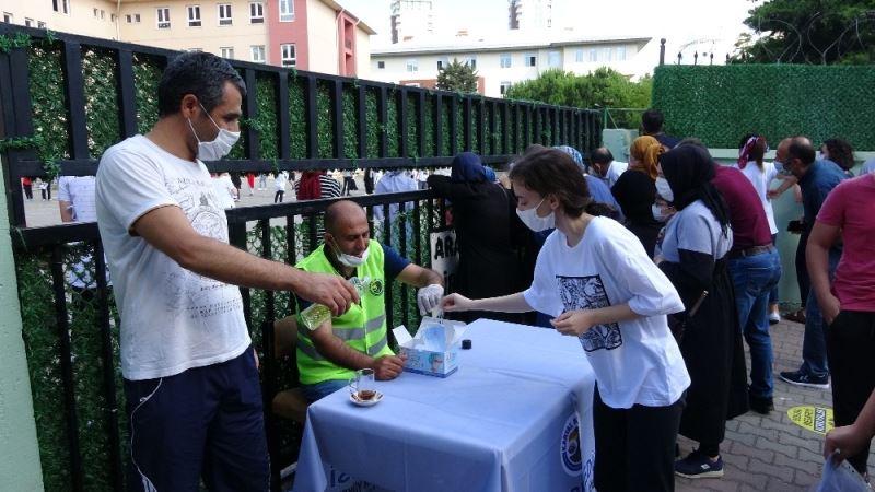 Kartal Belediyesi’nden, YKS öncesi öğrecilere maske, su ve kolonya ikramı
