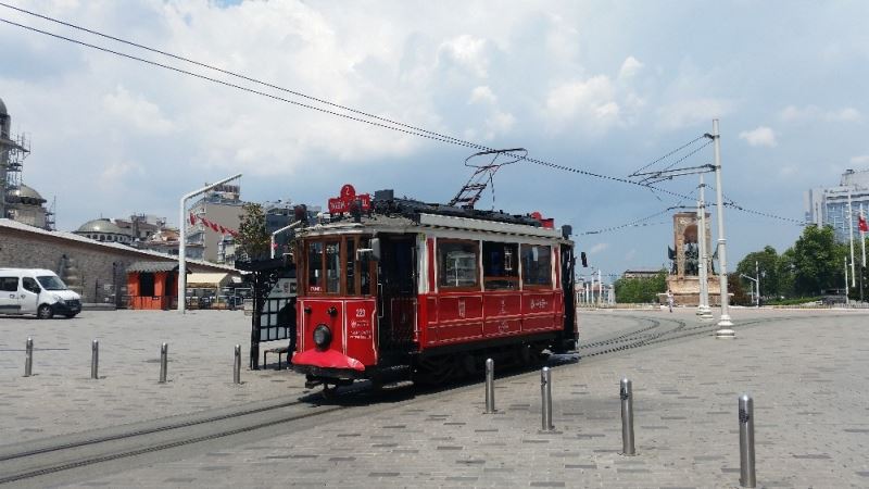 (ÖZEL) Nostaljik tramvayın sessiz yolculuğu
