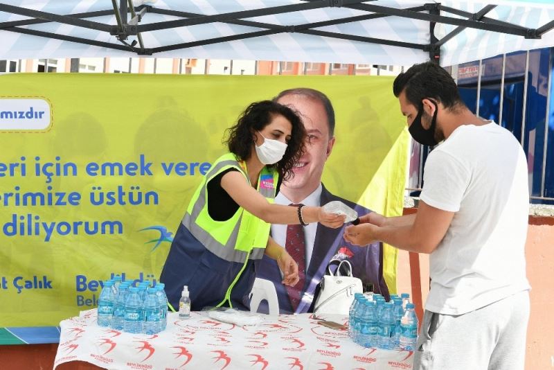 Beylikdüzü Belediyesi YKS’de öğrencilere maske ve su dağıttı
