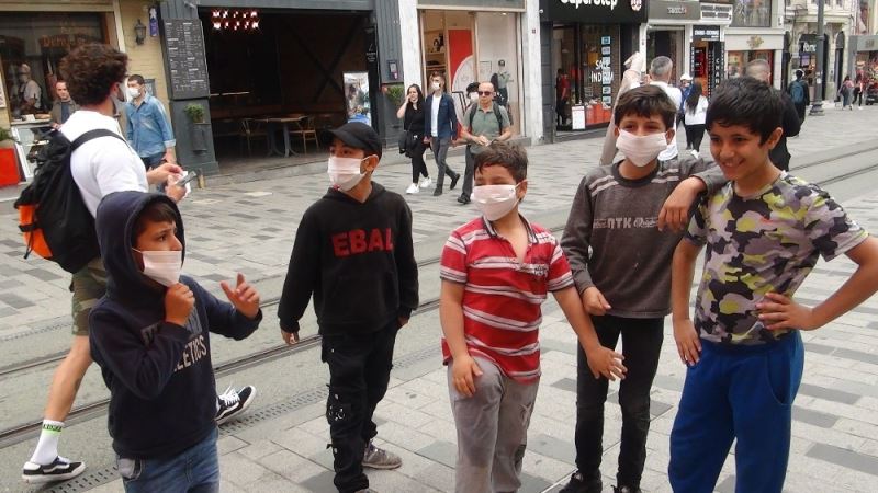 Sokağa çıkan çocuklar aileleriyle Taksim’e koştu
