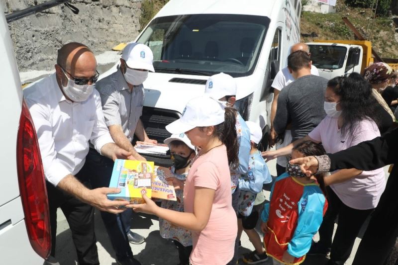 Başkan Deniz Köken çocuklarla merdiven boyadı
