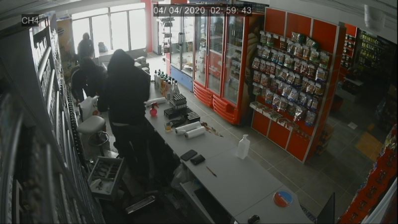 (Özel) Gaziosmanpaşa’da maskeli hırsızların büfe soygunu kamerada