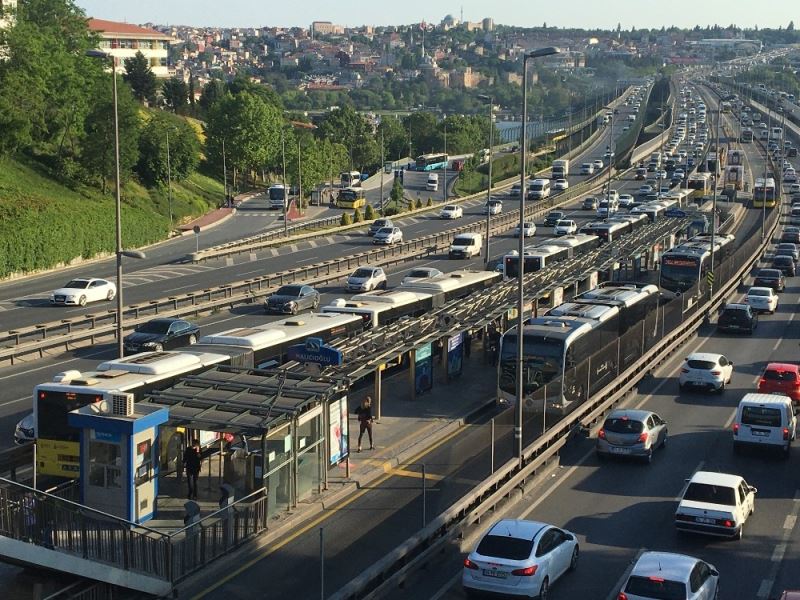 İstanbul’da trafikte ve metrobüslerde dikkat çeken yoğunluk
