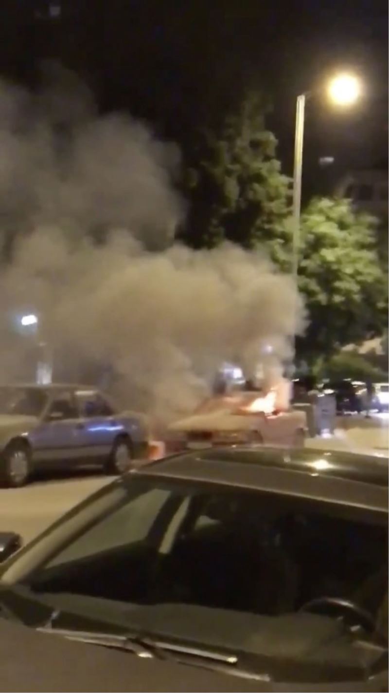 (Özel) Kadıköy’de park halindeki spor otomobil alev alev yandı