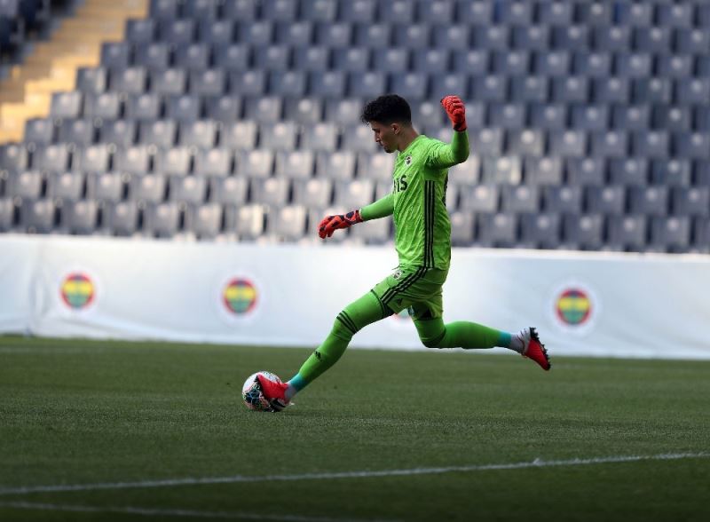 Fenerbahçe, çalışmalarını hazırlık maçıyla sürdürdü