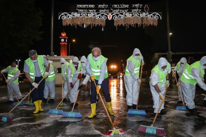Ümraniye Belediye Başkanı tulumu giydi caddeyi temizledi