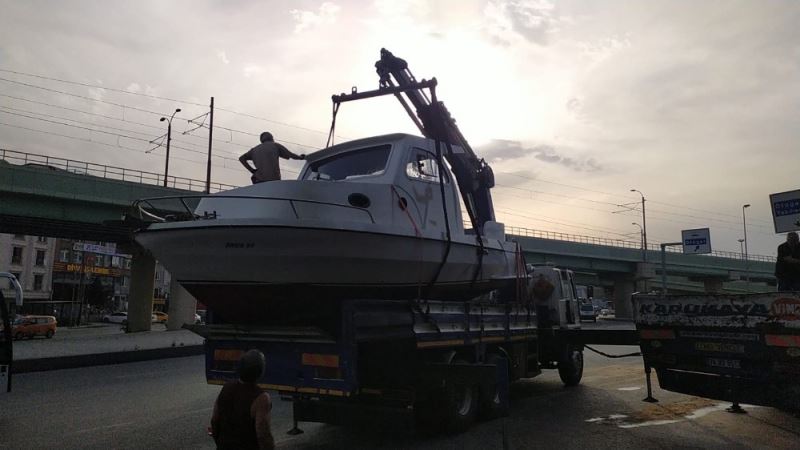 (Özel) İstanbul’da ilginç görüntü: Tekne viyadüğe takıldı