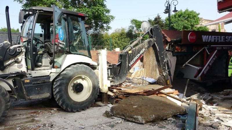 Ortaköy Kumpirciler Çarşısı’ndaki dükkanların yıkımına başlandı