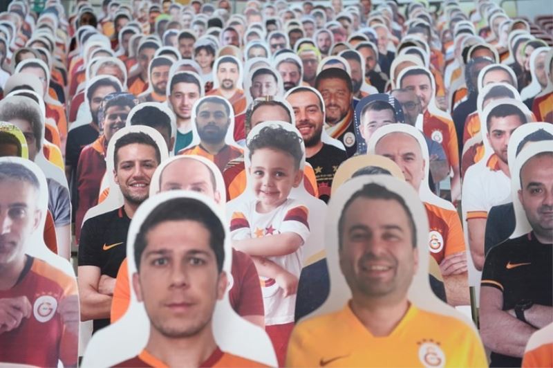 Galatasaray, karton taraftarları tribünlere yerleştirmeye başladı