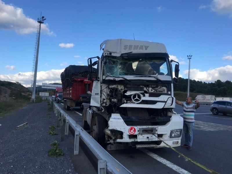(Özel) Kuzey Marmara otoyolunda feci kaza: Tır ile kamyon çarpıştı, 1 kişi ağır yaralandı