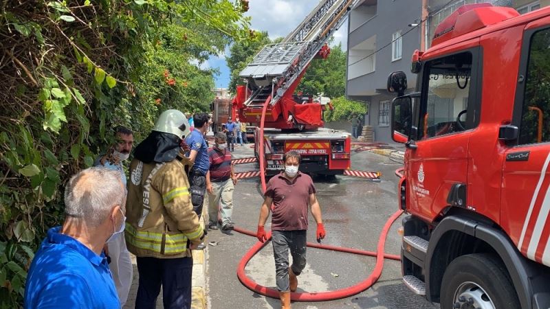 Göktürk’de bina çatısı alev alev yandı
