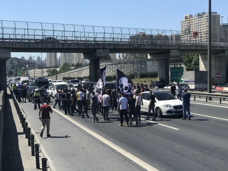 TEM Otoyolu’nu trafiğe kapattılar