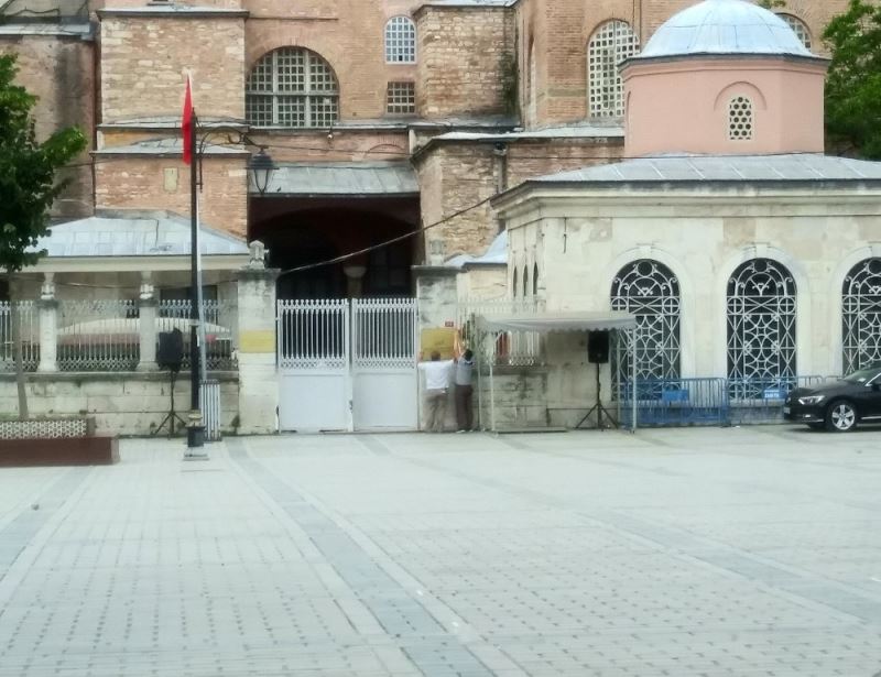 (ÖZEL) Ayasofya Camii’nde o tabelalar kaldırıldı