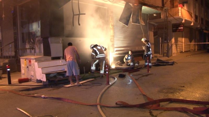Bağcılar’da gece vakti çok sayıda işyerinde yangın çıktı
