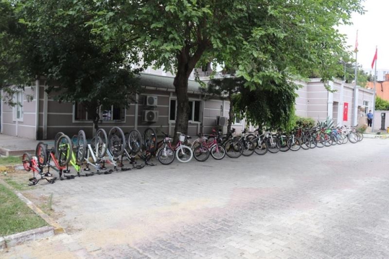 Çaldıkları bisikletleri sattıkları iddia edilen şüpheliler yakalandı
