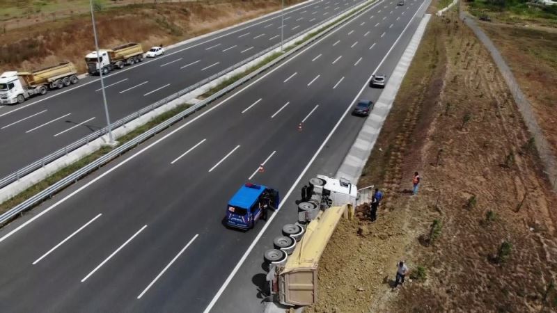 (Özel) Kuzey Marmara Otoyolu’nda hafriyat kamyonu devrildi: 1 yaralı