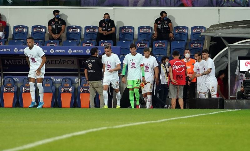 Başakşehir’de futbolcular sahaya ’Kadına şiddete dur de’ tişörtleriyle çıktı
